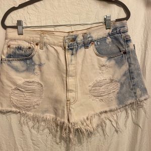 Levi cut offs bleach distressed
